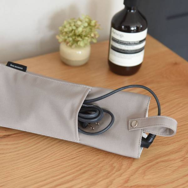 もう冷めるまで待たなくていい。耐熱ヘアアイロンポーチでスッキリ！なスタッフのサニタリーを覗き見！[PR]