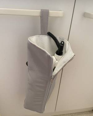 もう冷めるまで待たなくていい。耐熱ヘアアイロンポーチでスッキリ！なスタッフのサニタリーを覗き見！[PR]