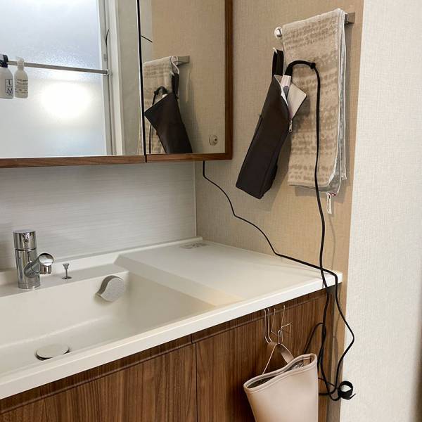 もう冷めるまで待たなくていい。耐熱ヘアアイロンポーチでスッキリ！なスタッフのサニタリーを覗き見！[PR]