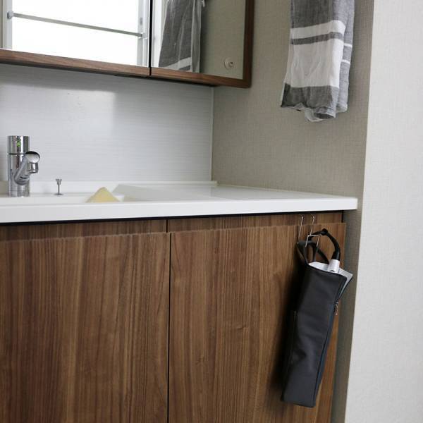 もう冷めるまで待たなくていい。耐熱ヘアアイロンポーチでスッキリ！なスタッフのサニタリーを覗き見！[PR]