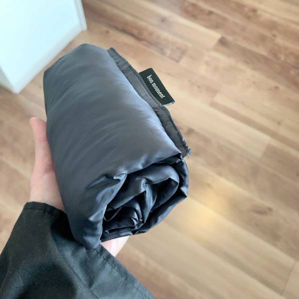 マフラーが苦手な私の救世主。 チクチクしない、コンパクトに持ち運べる「ダウンマフラー」[PR]