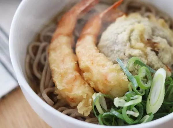 おうちで揚げたて天ぷらを楽しもう!「四角い天ぷら鍋」で作る年越しそば