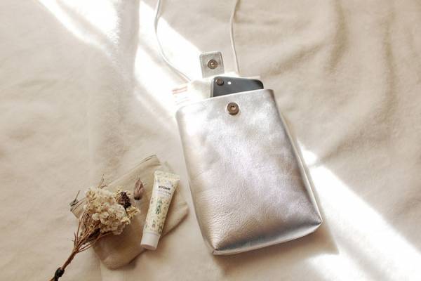 手ぶら派ママに嬉しい。収納力が増した「新型スマホポシェット」で身軽にお出掛け！[PR]