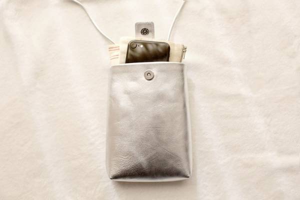 手ぶら派ママに嬉しい。収納力が増した「新型スマホポシェット」で身軽にお出掛け！[PR]