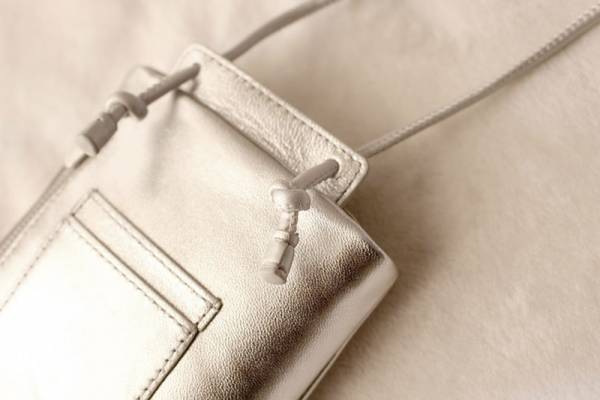 手ぶら派ママに嬉しい。収納力が増した「新型スマホポシェット」で身軽にお出掛け！[PR]