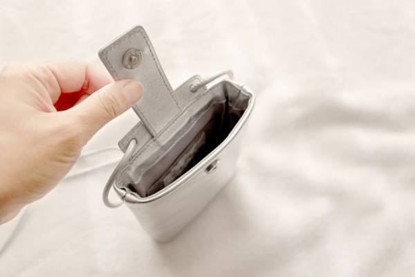 手ぶら派ママに嬉しい。収納力が増した「新型スマホポシェット」で身軽にお出掛け！[PR]