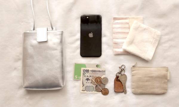 手ぶら派ママに嬉しい。収納力が増した「新型スマホポシェット」で身軽にお出掛け！[PR]