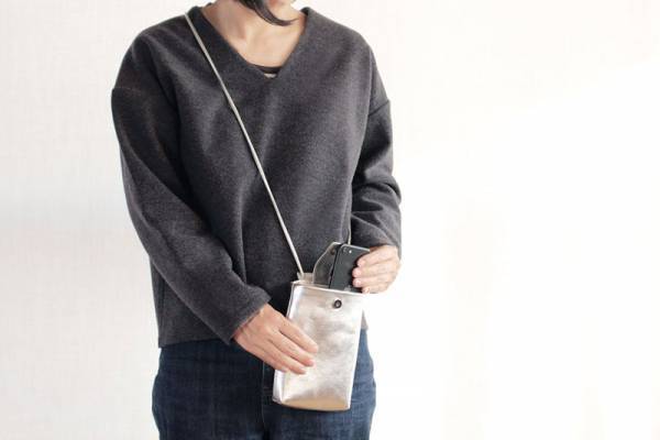 手ぶら派ママに嬉しい。収納力が増した「新型スマホポシェット」で身軽にお出掛け！[PR]