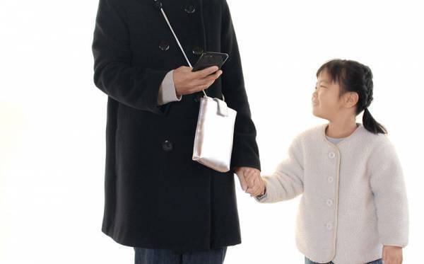 手ぶら派ママに嬉しい。収納力が増した「新型スマホポシェット」で身軽にお出掛け！[PR]