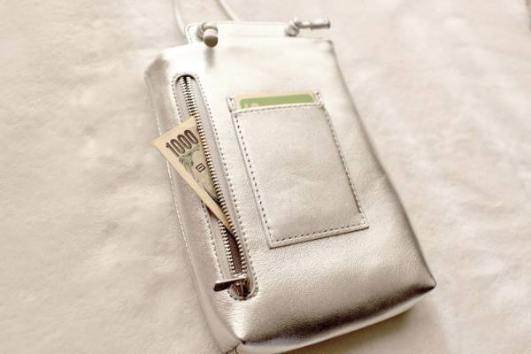 手ぶら派ママに嬉しい。収納力が増した「新型スマホポシェット」で身軽にお出掛け！[PR]