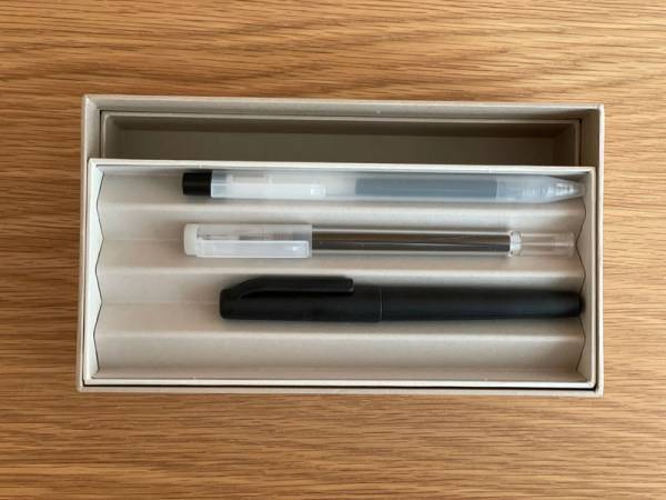 宝箱のような紙の器に収める。大成紙器製作所×bon moment の「PLEATS BOX デスクオーガナイザー」。[PR]