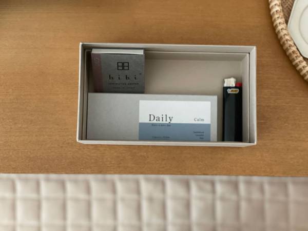 宝箱のような紙の器に収める。大成紙器製作所×bon moment の「PLEATS BOX デスクオーガナイザー」。[PR]