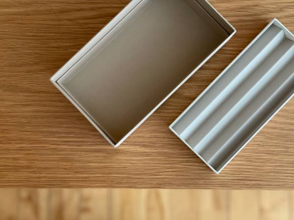 宝箱のような紙の器に収める。大成紙器製作所×bon moment の「PLEATS BOX デスクオーガナイザー」。[PR]