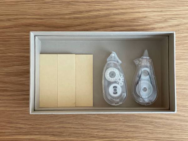 宝箱のような紙の器に収める。大成紙器製作所×bon moment の「PLEATS BOX デスクオーガナイザー」。[PR]