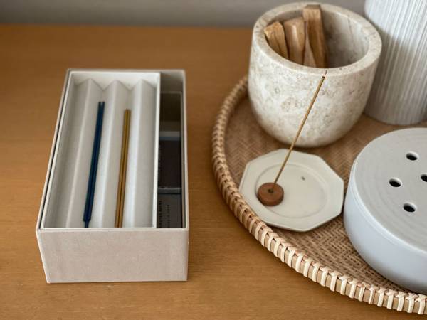 宝箱のような紙の器に収める。大成紙器製作所×bon moment の「PLEATS BOX デスクオーガナイザー」。[PR]