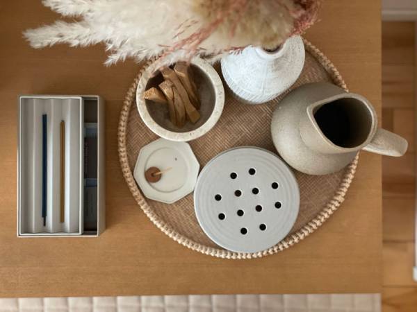 宝箱のような紙の器に収める。大成紙器製作所×bon moment の「PLEATS BOX デスクオーガナイザー」。[PR]