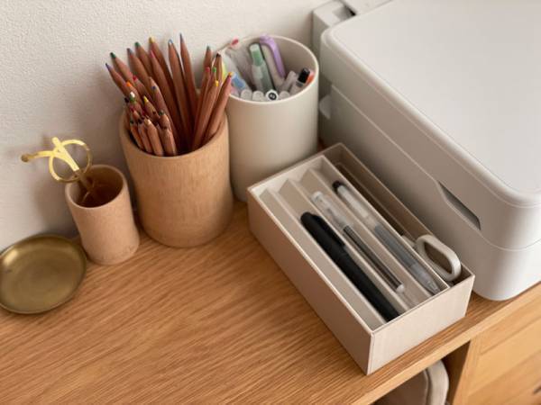 宝箱のような紙の器に収める。大成紙器製作所×bon moment の「PLEATS BOX デスクオーガナイザー」。[PR]