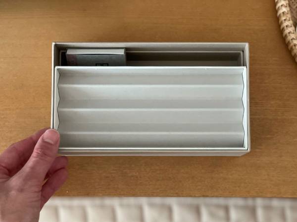 宝箱のような紙の器に収める。大成紙器製作所×bon moment の「PLEATS BOX デスクオーガナイザー」。[PR]