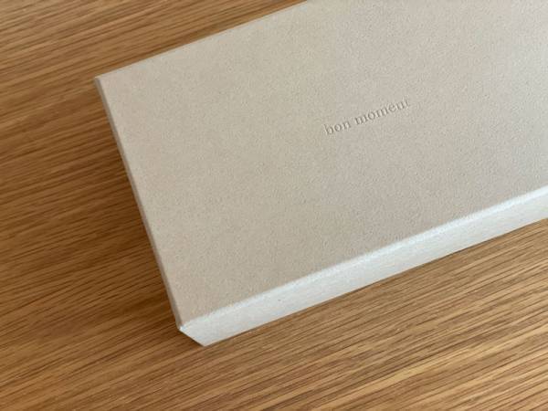 宝箱のような紙の器に収める。大成紙器製作所×bon moment の「PLEATS BOX デスクオーガナイザー」。[PR]