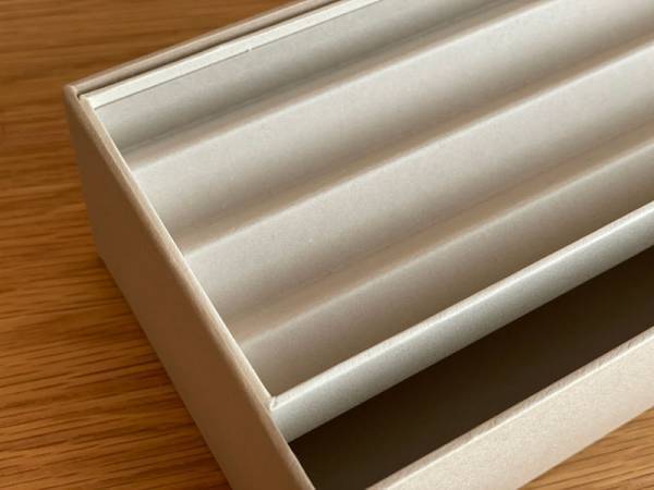 宝箱のような紙の器に収める。大成紙器製作所×bon moment の「PLEATS BOX デスクオーガナイザー」。[PR]