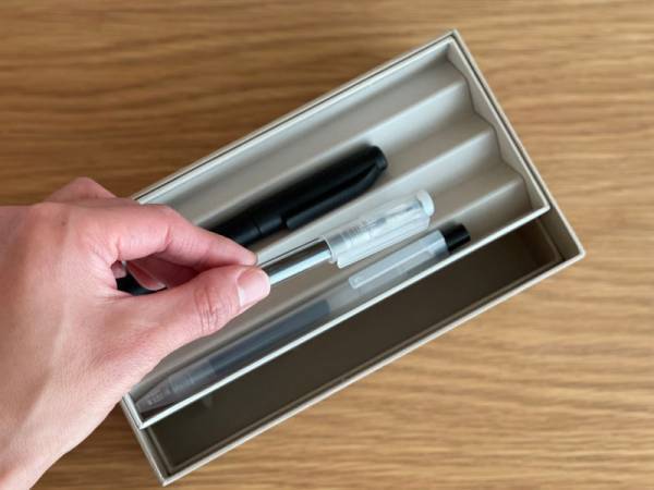 宝箱のような紙の器に収める。大成紙器製作所×bon moment の「PLEATS BOX デスクオーガナイザー」。[PR]