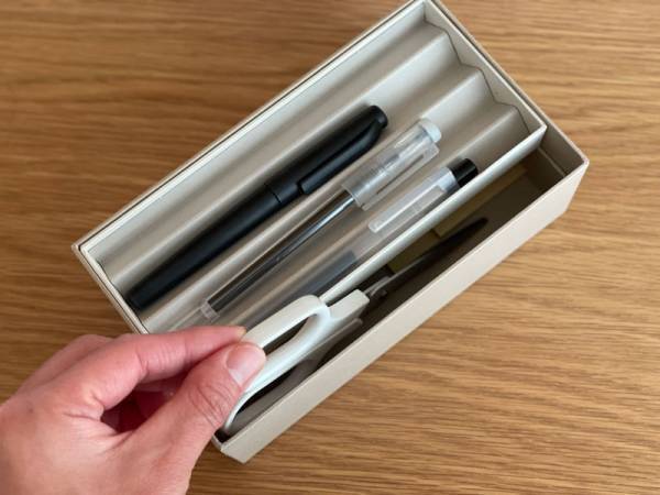 宝箱のような紙の器に収める。大成紙器製作所×bon moment の「PLEATS BOX デスクオーガナイザー」。[PR]