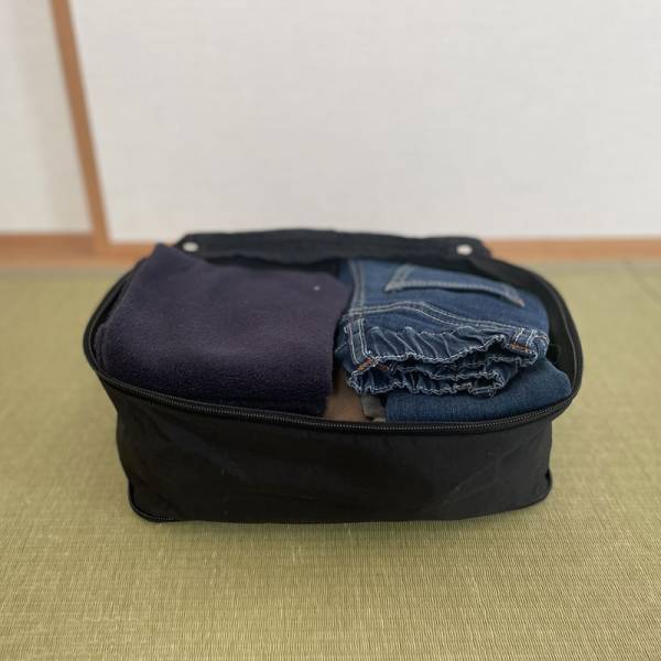 【待望の再入荷】かさばるニットもギュッと圧縮！年末旅行に持っていきたいトラベルポーチ。スタッフが使ってみました！[PR]