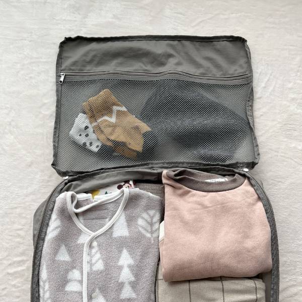 【待望の再入荷】かさばるニットもギュッと圧縮！年末旅行に持っていきたいトラベルポーチ。スタッフが使ってみました！[PR]