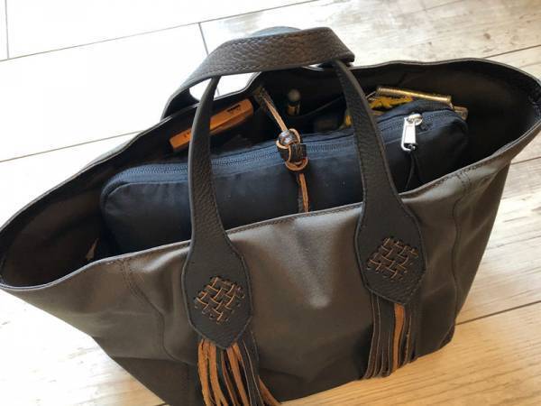 【待望の再入荷】かさばるニットもギュッと圧縮！年末旅行に持っていきたいトラベルポーチ。スタッフが使ってみました！[PR]