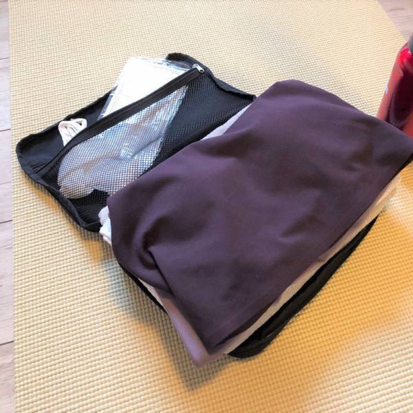 【待望の再入荷】かさばるニットもギュッと圧縮！年末旅行に持っていきたいトラベルポーチ。スタッフが使ってみました！[PR]