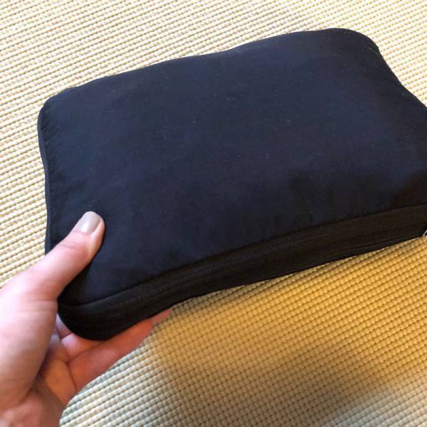 【待望の再入荷】かさばるニットもギュッと圧縮！年末旅行に持っていきたいトラベルポーチ。スタッフが使ってみました！[PR]