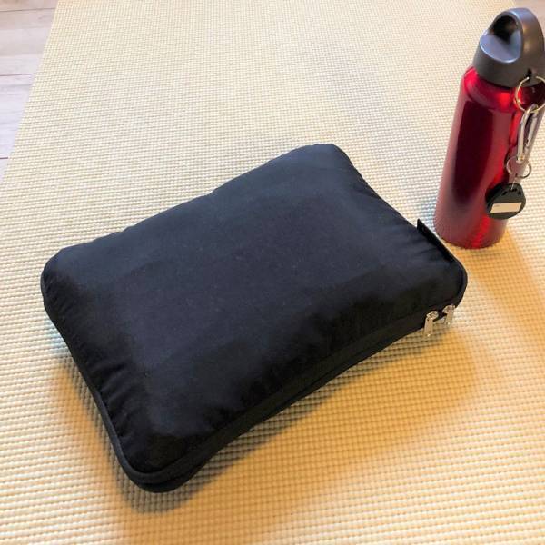 【待望の再入荷】かさばるニットもギュッと圧縮！年末旅行に持っていきたいトラベルポーチ。スタッフが使ってみました！[PR]