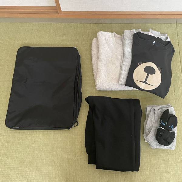 【待望の再入荷】かさばるニットもギュッと圧縮！年末旅行に持っていきたいトラベルポーチ。スタッフが使ってみました！[PR]