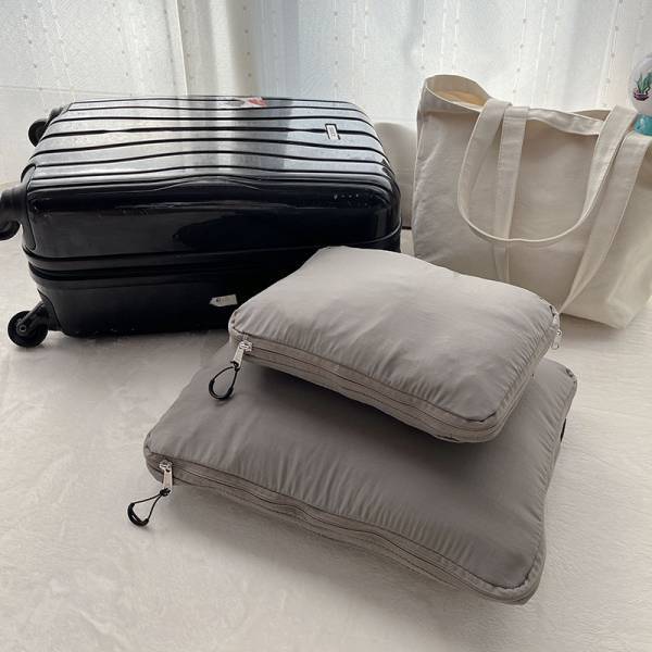 【待望の再入荷】かさばるニットもギュッと圧縮！年末旅行に持っていきたいトラベルポーチ。スタッフが使ってみました！[PR]