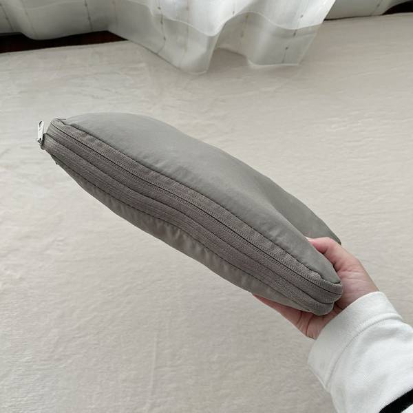 【待望の再入荷】かさばるニットもギュッと圧縮！年末旅行に持っていきたいトラベルポーチ。スタッフが使ってみました！[PR]