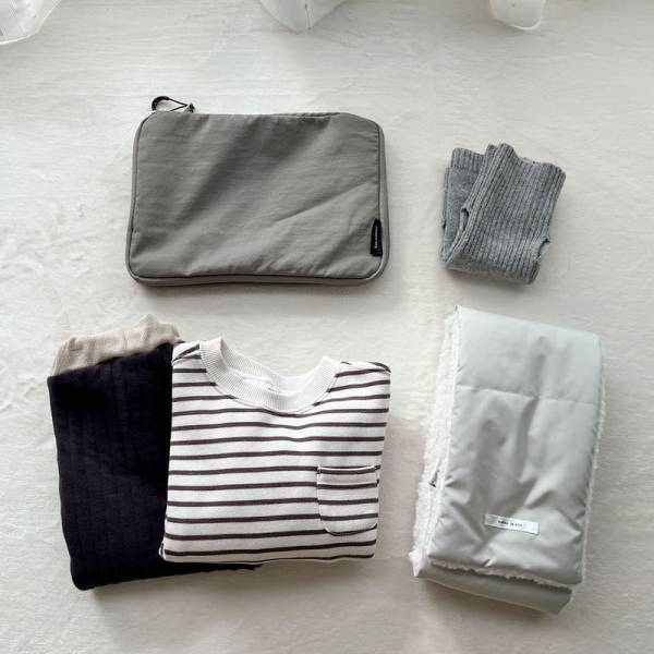 【待望の再入荷】かさばるニットもギュッと圧縮！年末旅行に持っていきたいトラベルポーチ。スタッフが使ってみました！[PR]