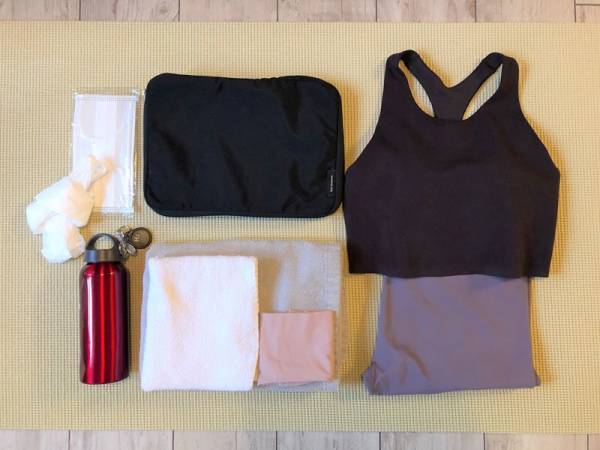 【待望の再入荷】かさばるニットもギュッと圧縮！年末旅行に持っていきたいトラベルポーチ。スタッフが使ってみました！[PR]