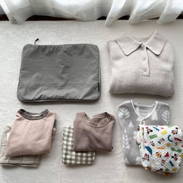 【待望の再入荷】かさばるニットもギュッと圧縮！年末旅行に持っていきたいトラベルポーチ。スタッフが使ってみました！[PR]