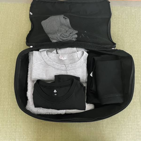 【待望の再入荷】かさばるニットもギュッと圧縮！年末旅行に持っていきたいトラベルポーチ。スタッフが使ってみました！[PR]