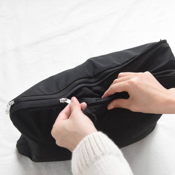 【待望の再入荷】かさばるニットもギュッと圧縮！年末旅行に持っていきたいトラベルポーチ。スタッフが使ってみました！[PR]