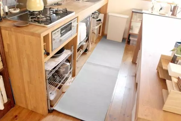 今年はコレで家事効率UP!シンクからコンロまで届く、広くて長~いキッチンマット