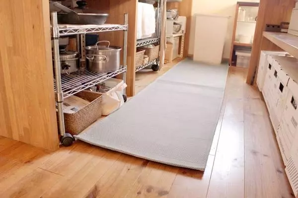 今年はコレで家事効率UP!シンクからコンロまで届く、広くて長~いキッチンマット