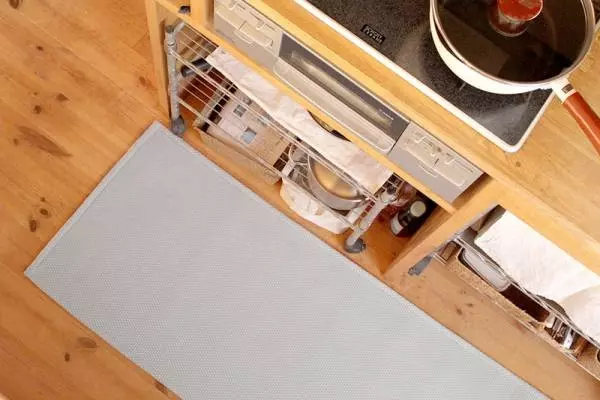 今年はコレで家事効率UP!シンクからコンロまで届く、広くて長~いキッチンマット