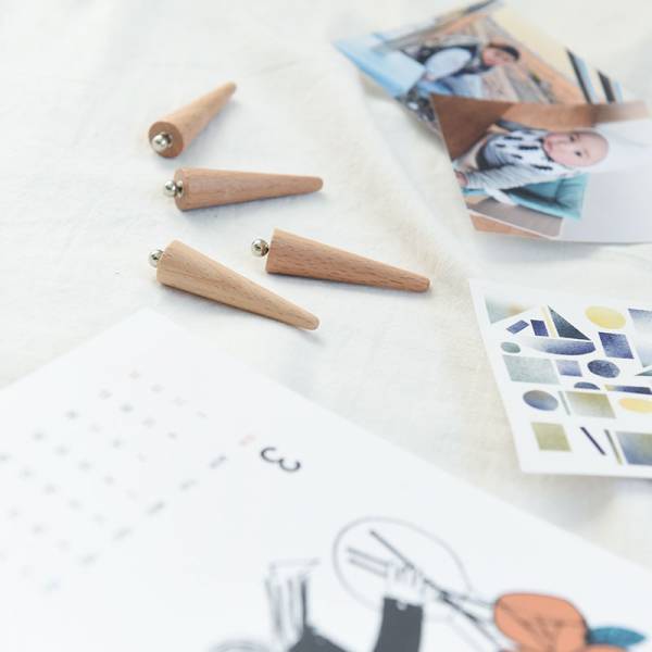 10秒で飾れる！ 壁を傷つけないフォトスタンド＆ピクチャークリップ