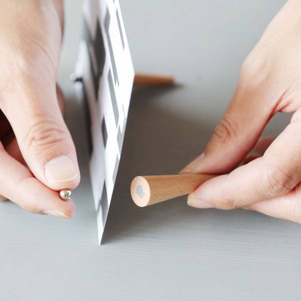 10秒で飾れる！ 壁を傷つけないフォトスタンド＆ピクチャークリップ