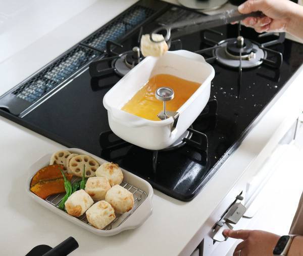 少ない油でカラッと揚がる！四角いホーロー天ぷら鍋【インスタグラマーさんの愛用品】[PR]