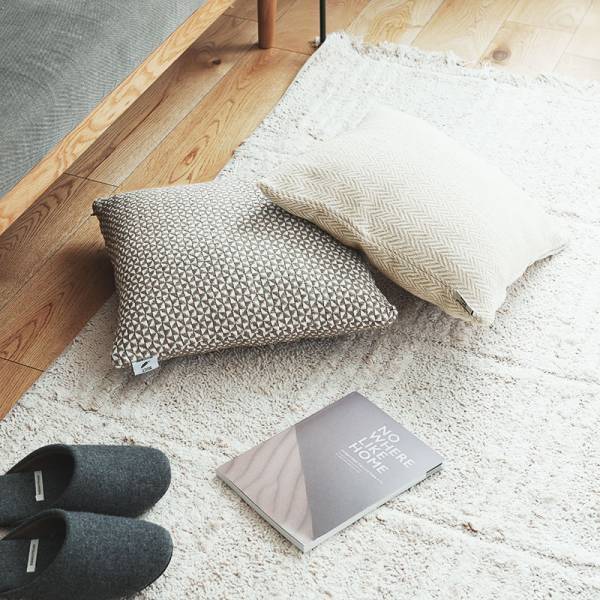 季節を感じる小さな模様替え。「手織り風クッションカバー」で春インテリアを楽しもう[PR]