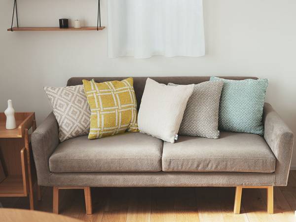 季節を感じる小さな模様替え。「手織り風クッションカバー」で春インテリアを楽しもう[PR]