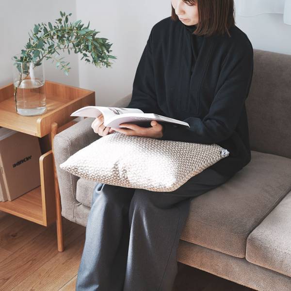 季節を感じる小さな模様替え。「手織り風クッションカバー」で春インテリアを楽しもう[PR]