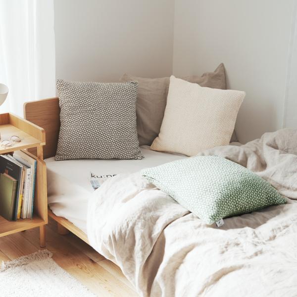 季節を感じる小さな模様替え。「手織り風クッションカバー」で春インテリアを楽しもう[PR]